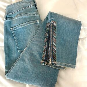 WHBM “THE SKINNY ANKLE” Size 00
EMBROIDERED ZIPPER DETAIL